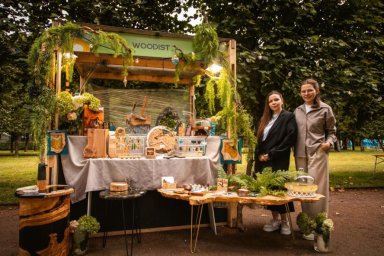 Семейная мастерская славится технологией "речной" столешницы из смолы и дерева Семейная мастерская славится технологией "речной" столешницы из смолы и дерева