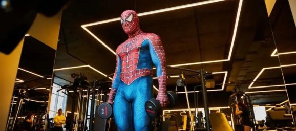 В Краснодаре Человек-паук появился в зале BOOMFIT PREMIUM Северный и стал героем вечера тренировок